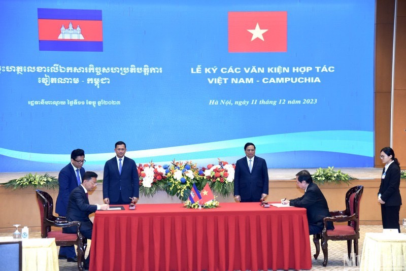 [Foto] Premieres de Vietnam y Camboya presencian firma de documentos de cooperación bilateral