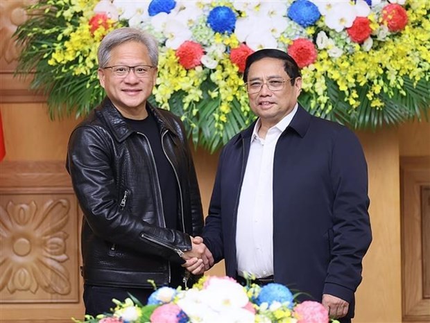 El primer ministro de Vietnam, Pham Minh Chinh, y Jensen Huang, presidente y director general de NVIDIA (Foto:VNA)