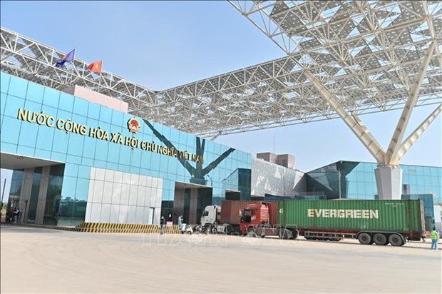 Actividades de exportación e importación a través de la puerta fronteriza de Mong Cai. (Foto: VNA)