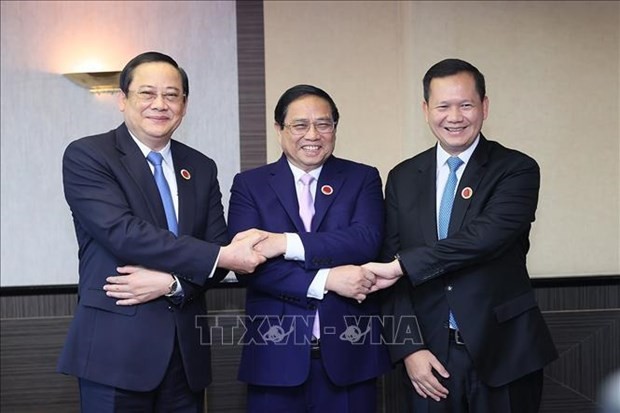 El primer ministro de Vietnam, Pham Minh Chinh (centro), junto con sus homólogos de Laos, Sonexay Siphandone (izquierda), y de Camboya, Samdech Thipadei Hun Manet. (Foto: VNA)