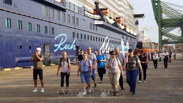 Cruceristas internacionales llegan al puerto internacional de Vung Tau, en la provincia sureña de Ba Ria-Vung Tau (Foto: VNA)