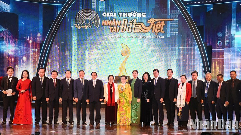 El premier vietnamita, Pham Minh Chinh, y delegados a la cita.