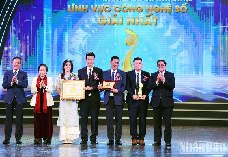 En el acto de entrega de los Premios “Talentos de Vietnam” 2023 (Foto: Nhan Dan)