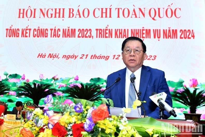 El jefe de la Comisión de Comunicación y Educación del Comité Central del Partido Comunista de Vietnam, Nguyen Trong Nghia, habla en el evento. (Foto: Nhan Dan)