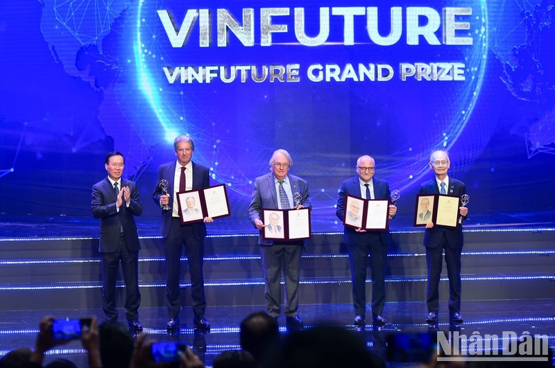 El presidente de Vietnam, Vo Van Thuong, entrega títulos a científicos honrados. (Foto: VNA)