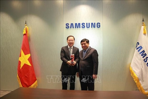 El ministro de Planificación e Inversiones de Vietnam, Nguyen Chi Dung, entrega reglo a Park Hark Kyu, director general encargado de finanzas de Samsung. (Foto: VNA)