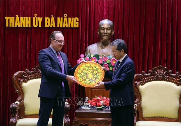 El embajador de Rusia en Vietnam, Bezdetko Gennady Stepanovich, entrega un regalo al secretario del Comité partidista de Da Nang Nguyen Van Quang. (Foto: VNA)