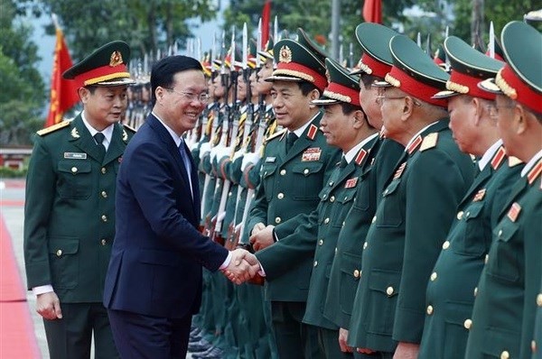 El presidente de Vietnam, Vo Van Thuong, con oficiales de la Brigada K3, del Departamento General de Inteligencia del Ministerio de Defensa. (Foto: VNA)
