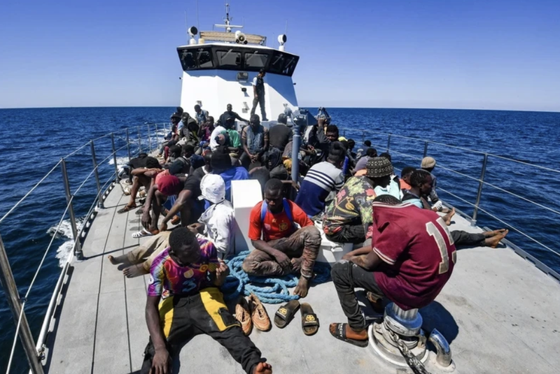 Migrantes son rescatados por la guardia costera tunecina en la zona costera entre Túnez e Italia, el 10 de agosto de 2023. (Foto: AFP/VNA)