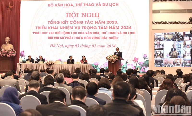 [Foto] Premier vietnamita asiste a conferencia de balance de sector de cultura, deportes y turismo