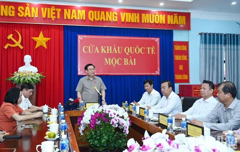 Dinh Hue habla en la cita 