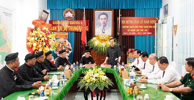 El secretario del Comité del Partido Comunista de Vietnam en An Giang, Le Hong Quang, felicita a la secta de Hoa Hao. (Foto: VNA)