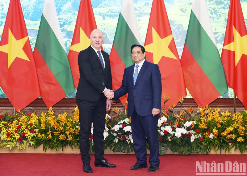 El primer ministro de Vietnam, Pham Minh Chinh (derecha), saluda al presidente de la Asamblea Nacional de Bulgaria, Rossen Dimitrov Jeliazkov. (Foto: Nhan Dan)