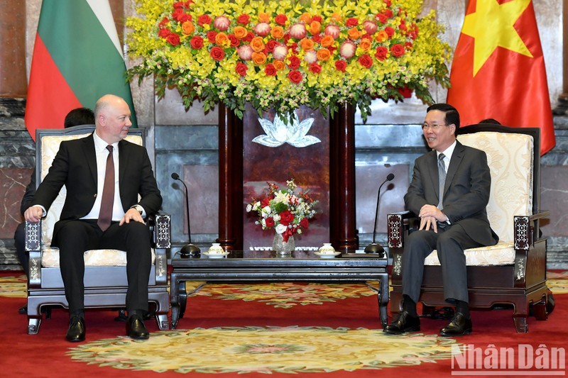 El presidente de Vietnam, Vo Van Thuong, y el titular de la Asamblea Nacional de Bulgaria, Rossen Dimitrov Jeliazkov