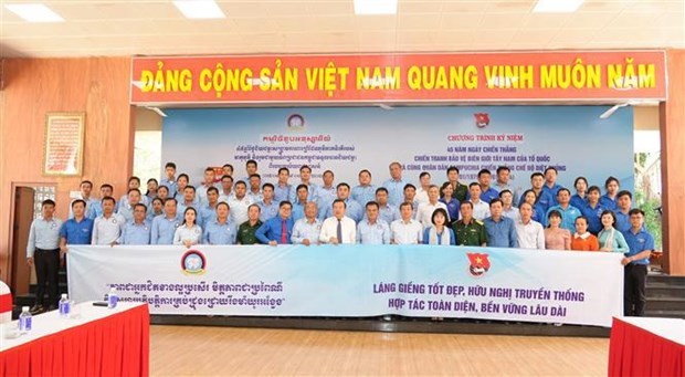 Delegados vietnamitas y camboyanos tomaron fotografías de recuerdo (Foto:VNA)