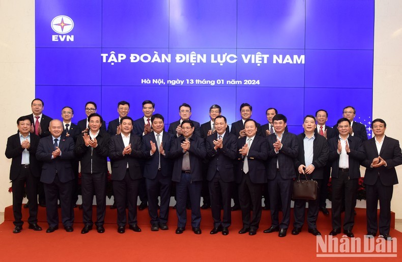 El primer ministro de Vietnam, Pham Minh Chinh, y los líderes de la EVN.