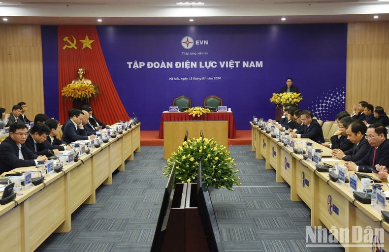 El primer ministro de Vietnam, Pham Minh Chinh, en el encuentro de trabajo con el Grupo nacional de Electricidad. (Foto: VNA)