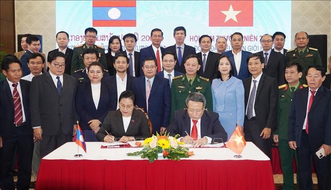 Representantes de las provincias vietnamita de Quang Tri y laosiana de Savannakhet firman un acta con contenidos de cooperación sobre los trabajos fronterizos en 2024. (Foto: VNA)