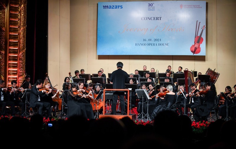 El conductor Honna Tetsuji y los artistas de la Orquesta Sinfónica de Vietnam presentan una obra de Georges Bizet. (Foto: Thanh Dat)