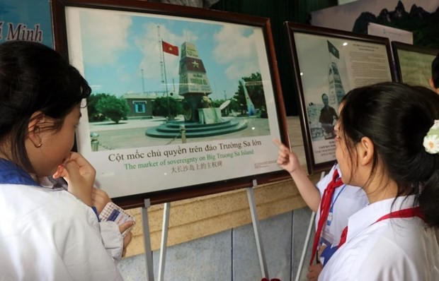 Estudiantes visitan una exposición sobre Hoang Sa y Truong Sa, en la provincia de Quang Tri. (Foto: VNA)