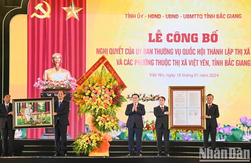 El presidente de la Asamblea Nacional de Vietnam, Vuong Dinh Hue, asiste a la ceremonia del anuncio de establecimiento de la ciudad de Viet Yen, en la provincia de Bac Giang (Foto: Nhan Dan)
