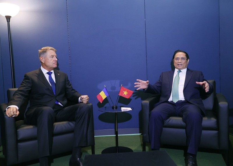 El primer ministro de Vietnam, Pham Minh Chinh, se reunió con el presidente de Rumanía, Klaus Iohannis, en la sede de las Naciones Unidas en Nueva York, en septiembre de 2023. (Foto: VNA)