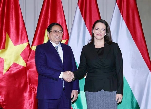 La presidenta de Hungría, Katalin Novak, y el primer ministro de Vietnam, Pham Minh Chinh. (Foto: VNA)