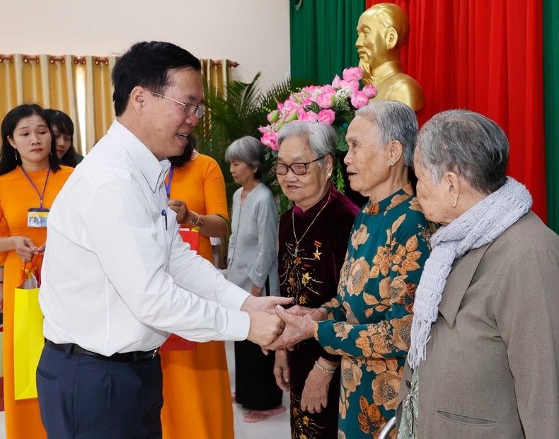 El presidente Vo Van Thuong visitó y entregó obsequios a personas con servicios meritorios, familias beneficiarias de políticas sociales y hogares pobres en el distrito de Tra On, provincia de Vinh Long. (Foto: VNA)