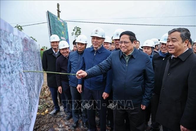 El primer ministro de Vietnam, Pham Minh Chinh, inspecciona el proyecto (Foto: VNA)