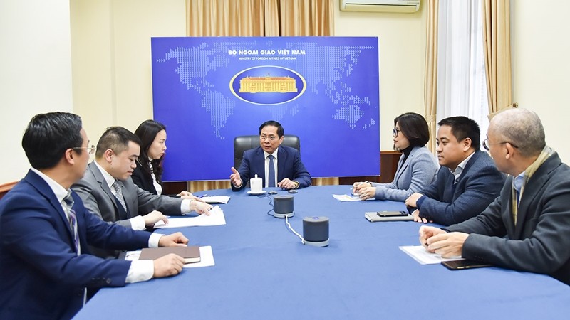 El ministro de Asuntos Exteriores, Bui Thanh Son, mantiene una llamada telefónica con su homólogo surcoreano, Cho Tae Yul. (Foto: VNA)
