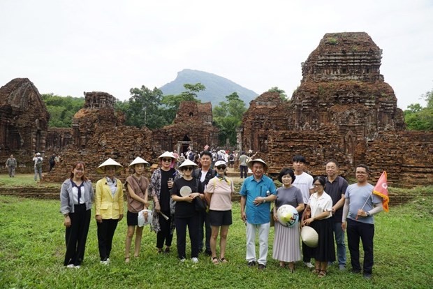Un grupo de turistas surcoreanos visita el Patrimonio Cultural Mundial My Son. (Foto: VNA)