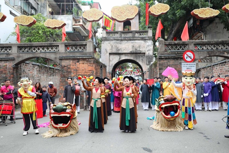 La procesión pasó por la puerta Quan Chuong. 
