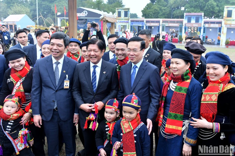 El presidente de Vietnam, Vo Van Thuong, y su homólogo de Filipinas, Ferdinand Romualdez Marcos Jr., visitan la Ciudadela Imperial de Thang Long. (Foto: Nhan Dan)