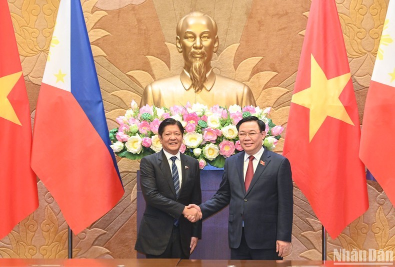El presidente de la Asamblea Nacional de Vietnam, Vuong Dinh Hue, mantiene la reunión con el presidente filipino, Ferdinand Romualdez Marcos Jr. (Foto: Nhan Dan)