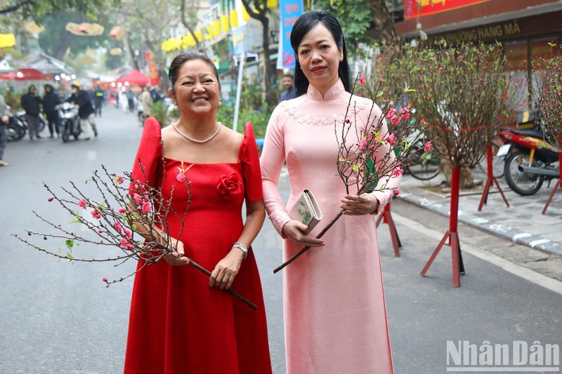 Phan Thi Thanh Tam, esposa del presidente vietnamita, Vo Van Thuong, y Louise Araneta Marcos, cónyuge del presidente filipino, Ferdinand Romuáldez Marcos Jr., visitaron el mercado de flores de Hang Luoc (Foto: Nhan Dan)