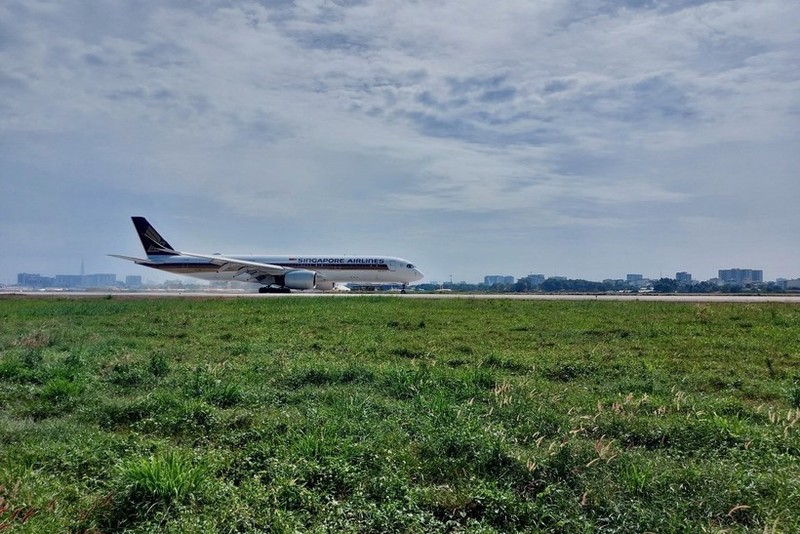 Un avión en pista del aeropuerto internacional Tan Son Nhat en Ciudad Ho Chi Minh. (Foto: VNA)