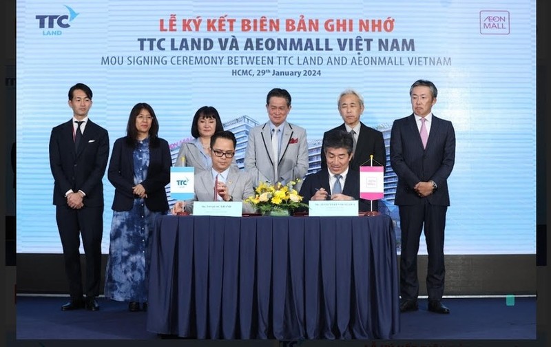 En la ceremonia de firma entre TTC Land y AeonMall Vietnam (Foto: https://nguoidothi.net.vn/)