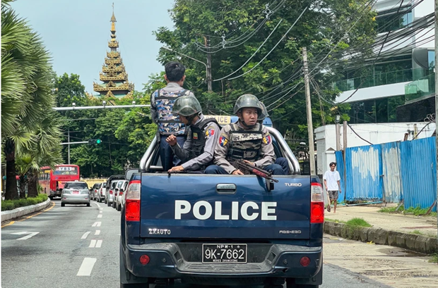 Patrulla policial en Yangon, Myanmar, el 19 de julio de 2023. (Foto: AFP/VNA)