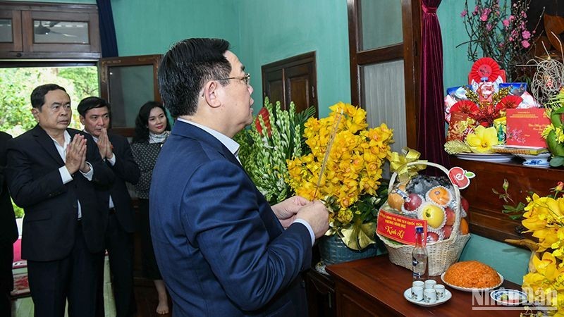 El presidente de la Asamblea Nacional, Vuong Dinh Hue, rinde homenaje al presidente Ho Chi Minh (Foto: Nhan Dan)