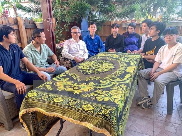 El embajador Ly Duc Trung y los pasantes vietnamitas en Israel (Foto: VNA) 
