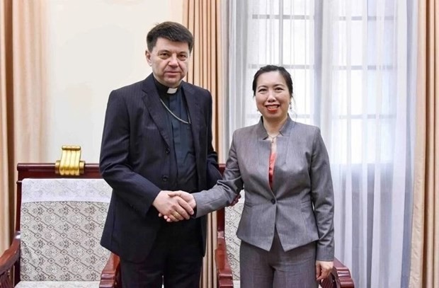 La viceministra de Relaciones Exteriores Le Thi Thu Hang recibe al arzobispo Marek Zalewski, primer representante papal residente en Vietnam. (Foto: VNA)