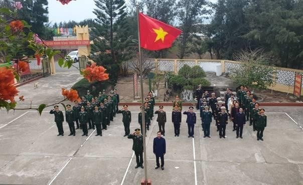 Oficiales y soldados en la isla de Bach Long Vi celebran izamientode bandera nacional en el primer día del Año Nuevo Lunar. (Foto: VNA)