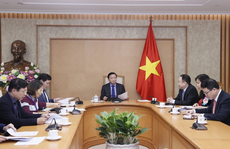 El viceprimer ministro vietnamita Tran Hong Ha conversa por teléfono con su homólogo ruso Novak Aleksandr Valentinovich. (Foto:VOV)