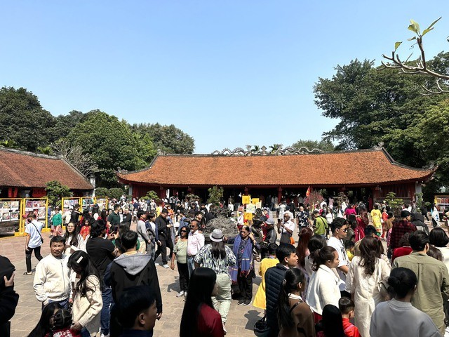 Turistas en el Templo de la Literatura (Van Mieu-Quoc Tu Giam) (Foto: baochinhphu.vn)