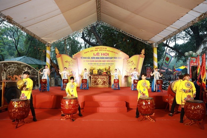 Celebran en Hanói festival tradicional en templo de Voi Phuc
