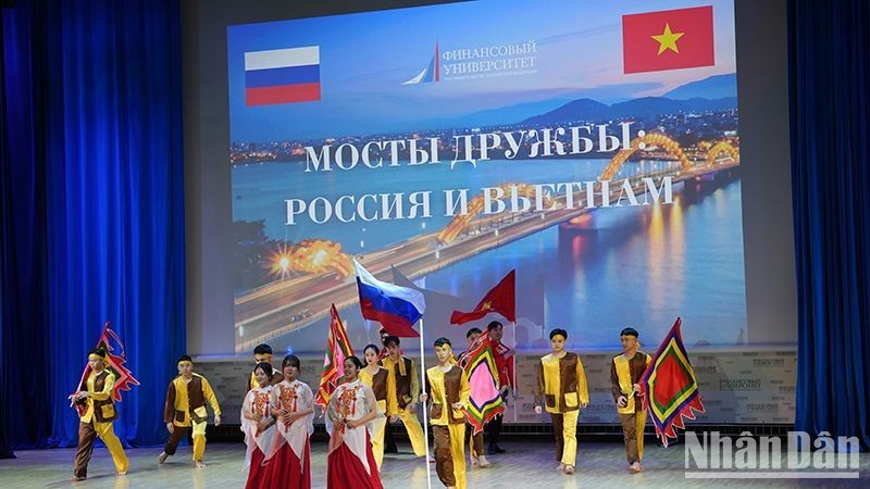 Celebran programa artístico sobre amistad entre Rusia y Vietnam