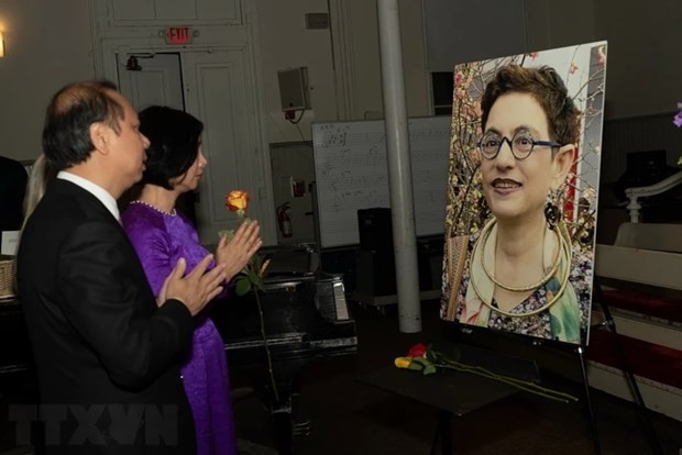 El embajador Nguyen Quoc Dung y su esposa depositaron flores en memoria de Merle Ratner en la ceremonia. (Foto: VNA)