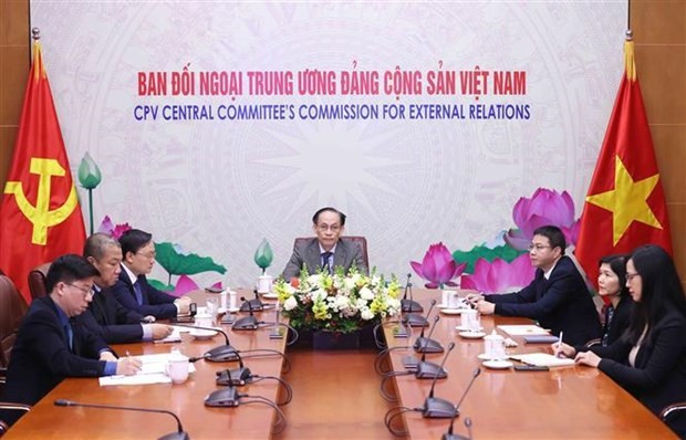 El jefe de la Comisión de Asuntos Exteriores del Comité Central del Partido Comunista de Vietnam (PCV), Le Hoai Trung, sostiene conversaciones en línea con su par cubano, Emilio Lozada García. (Foto: VNA)