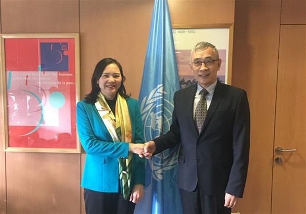 La embajadora Nguyen Thi Van Anh, representante permanente de Vietnam ante la Unesco, y Qu Xing, vicedirector general de la Unesco. (Foto:VNA)