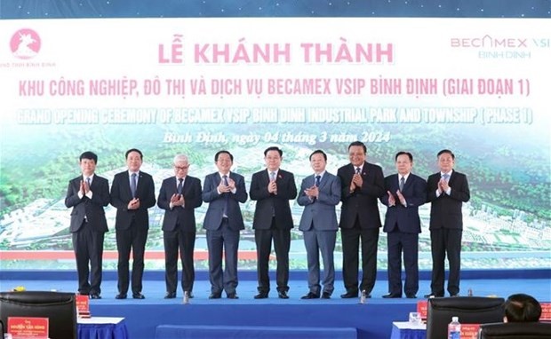 El presidente de la Asamblea Nacional de Vietnam, Vuong Dinh Hue, el viceprimer ministro Tran Hong Ha y los delegados en la inauguración de Becamex VSIP Binh Dinh. (Foto: VNA). 